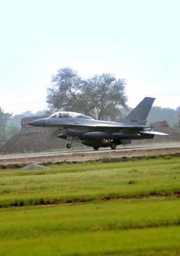巴基斯坦为F-16战斗机安装电子干扰吊舱