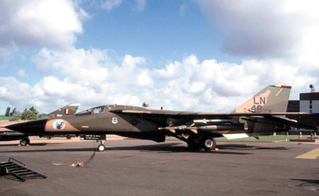 挂带四枚激光制导炸弹和2枚AIM-9响尾蛇空空导弹的F-111F。