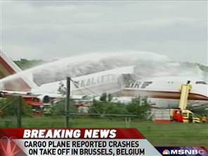 美运输机在比利时机场起飞时坠毁并断为两截