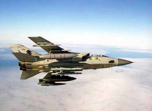 英国空军发生离奇坠落事件 战机导航员掉出舱外