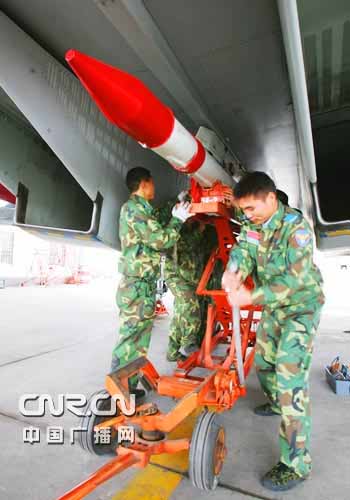 中国空军某新型战机进驻西北执行重大军事任务