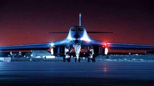 美轰炸机关岛再出事故:B-1迫降撞上地面车辆