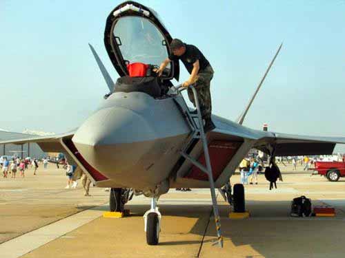 F-22战机“伤病”不断 粗糙设计或许遗传给F-35 
