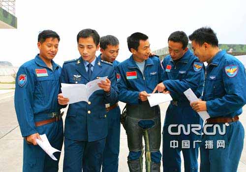 中国空军某新型战机进驻西北执行重大军事任务