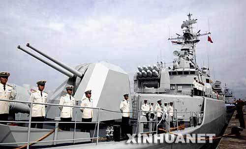 中国海军“襄樊”号导弹护卫舰抵新加坡