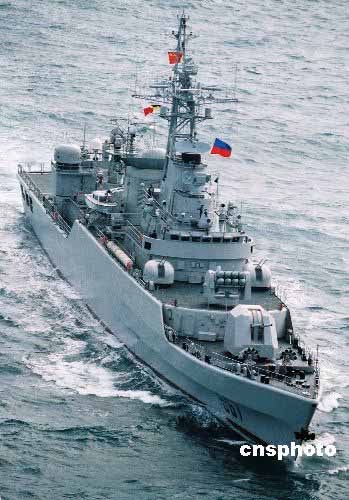 中国海军“襄樊”号导弹护卫舰抵新加坡