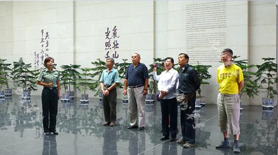 安永香陪同参观纪念馆